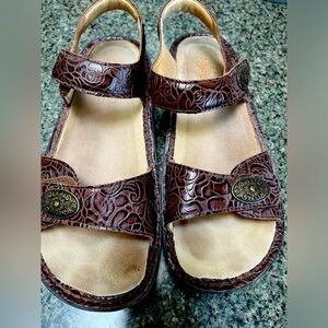 Algeria Sz 8.5/ 39 Brown Leather Upper and Lining Comfort Ergo Velour Closures